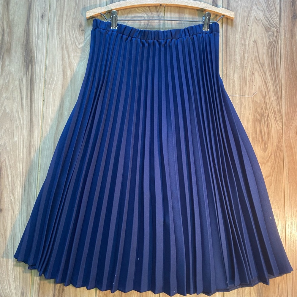 CARRIAGE COURT FIT- perma-press Pleated Navy Skirt
